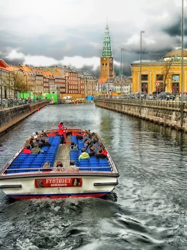 cannal-boat-tour-in-copenhagen-denmark