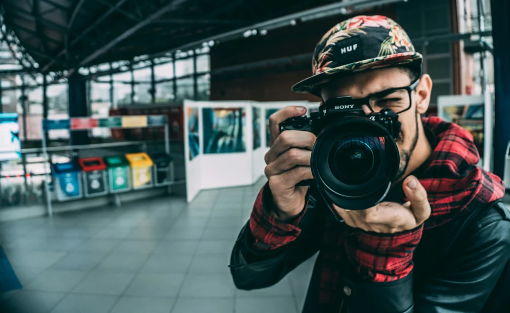 Photographer exploring new destinations with camera gear – practical travel photography tips for beginners